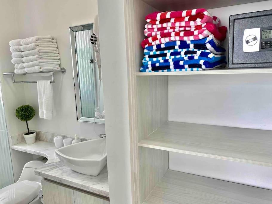 Apto 1801 Frente Al Mar- Edificio Palmetto, Piso 18 Apartamento *